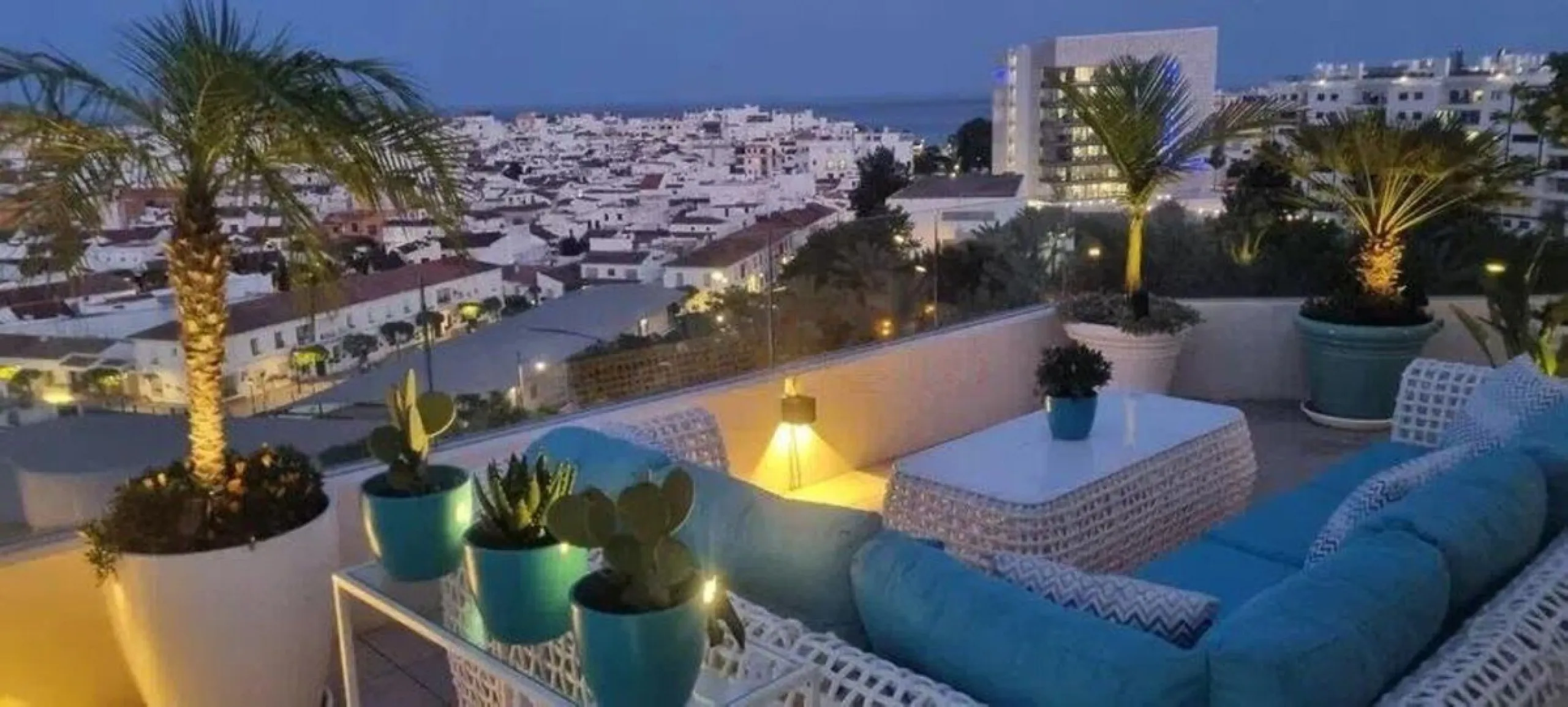 Apartment - Penthouse в продаже в Estepona, Málaga. В доме 2 спален и 2 ванных комнат. Площадь дома 175 м²