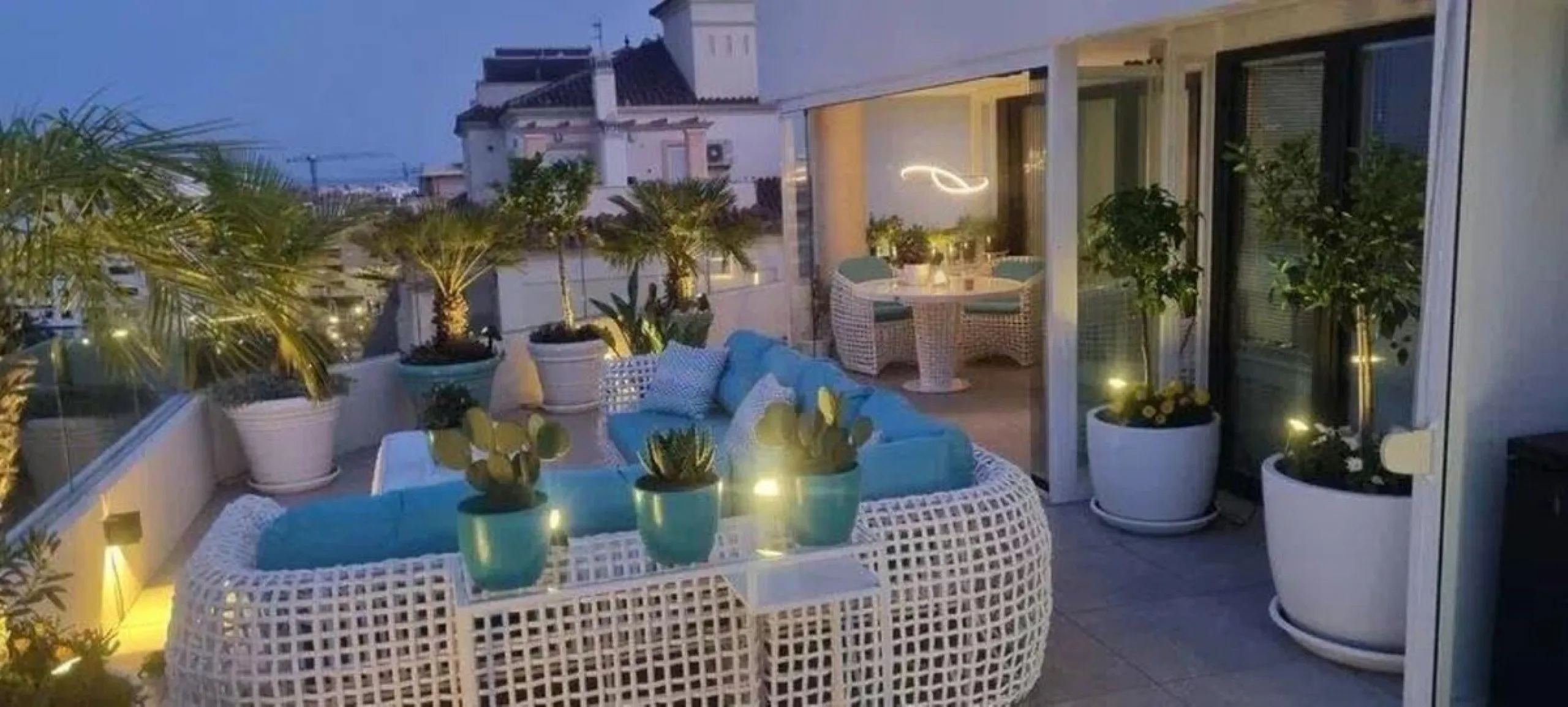 Apartment - Penthouse в продаже в Estepona, Málaga. В доме 2 спален и 2 ванных комнат. Площадь дома 175 м²
