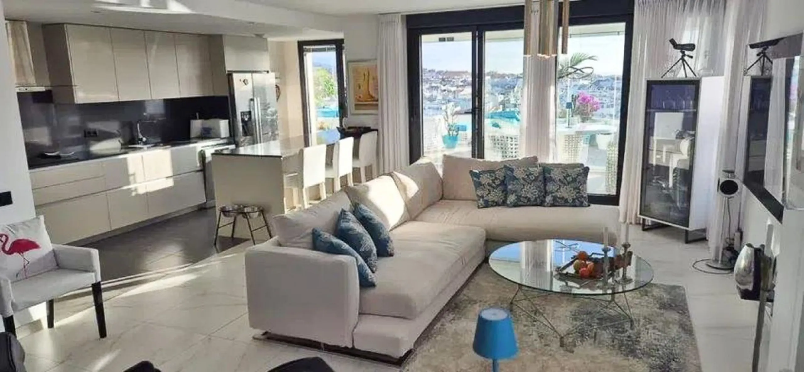 Apartment - Penthouse в продаже в Estepona, Málaga. В доме 2 спален и 2 ванных комнат. Площадь дома 175 м²