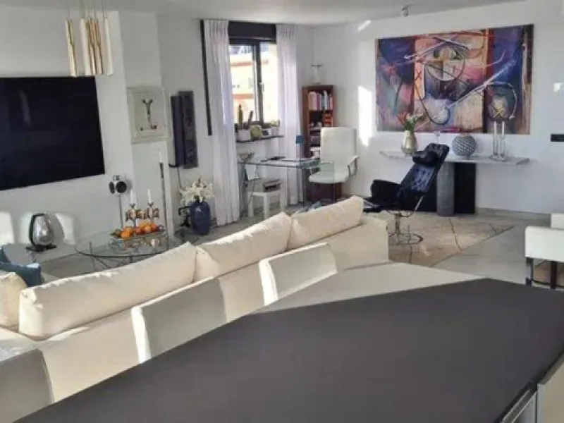 Apartment - Penthouse в продаже в Estepona, Málaga. В доме 2 спален и 2 ванных комнат. Площадь дома 175 м²