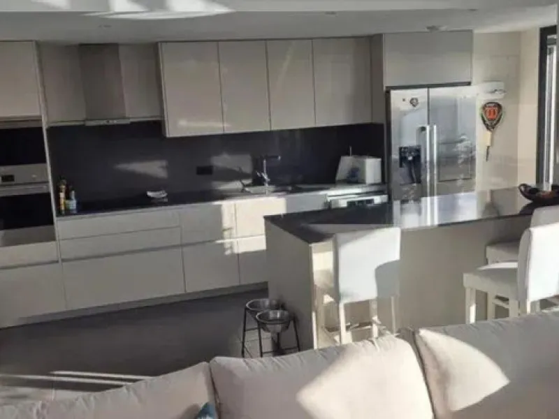 Apartment - Penthouse в продаже в Estepona, Málaga. В доме 2 спален и 2 ванных комнат. Площадь дома 175 м²