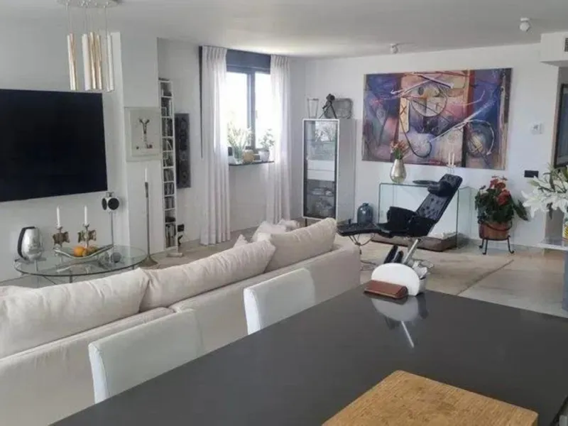 Apartment - Penthouse в продаже в Estepona, Málaga. В доме 2 спален и 2 ванных комнат. Площадь дома 175 м²