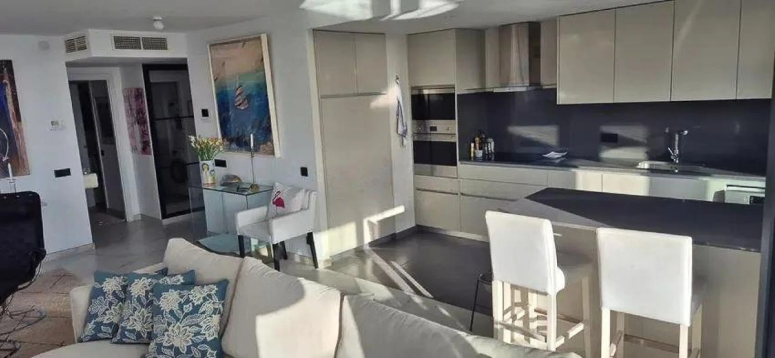 Apartment - Penthouse в продаже в Estepona, Málaga. В доме 2 спален и 2 ванных комнат. Площадь дома 175 м²