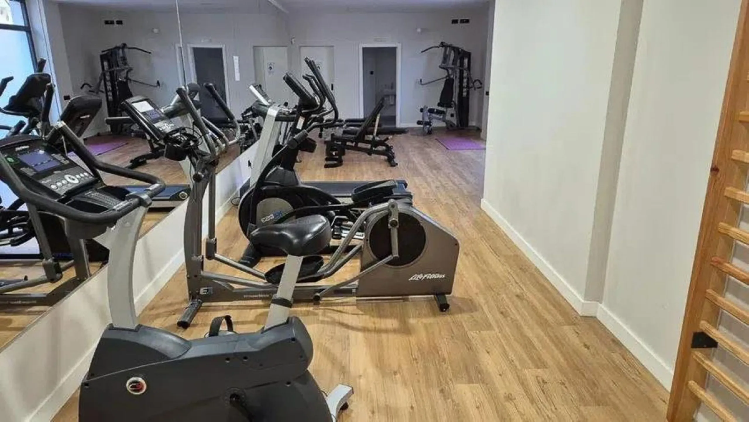 Apartment - Penthouse в продаже в Estepona, Málaga. В доме 2 спален и 2 ванных комнат. Площадь дома 175 м²