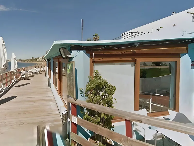 For sale: an iconic beachfront restaurant-chiringuito located literally on the shores of the Mediterranean in Estepona. A true jewel of the Costa del Sol, offering completely unobstructed sea views in one of the most sought-after areas of the coastline.