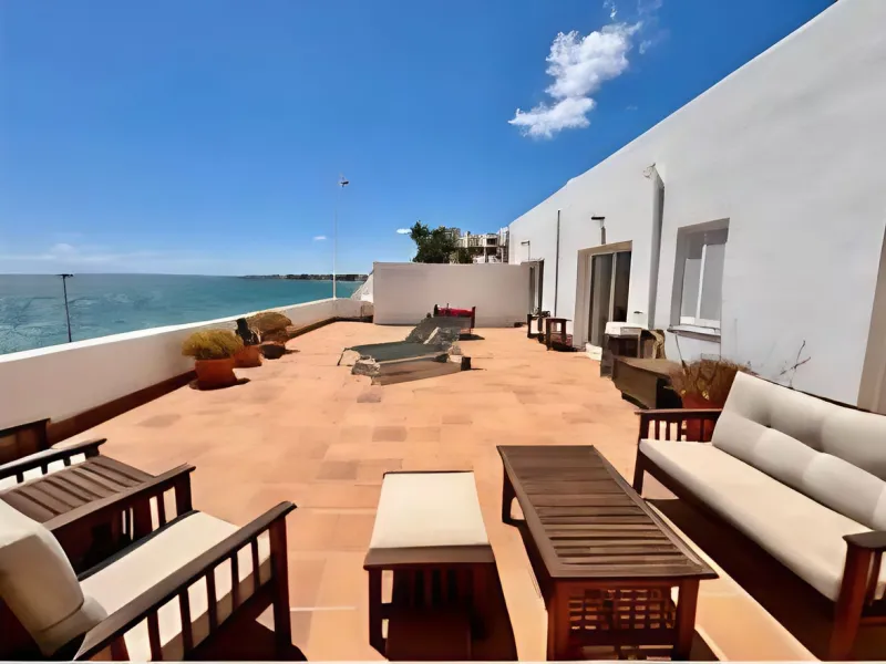 For sale: an iconic beachfront restaurant-chiringuito located literally on the shores of the Mediterranean in Estepona. A true jewel of the Costa del Sol, offering completely unobstructed sea views in one of the most sought-after areas of the coastline.