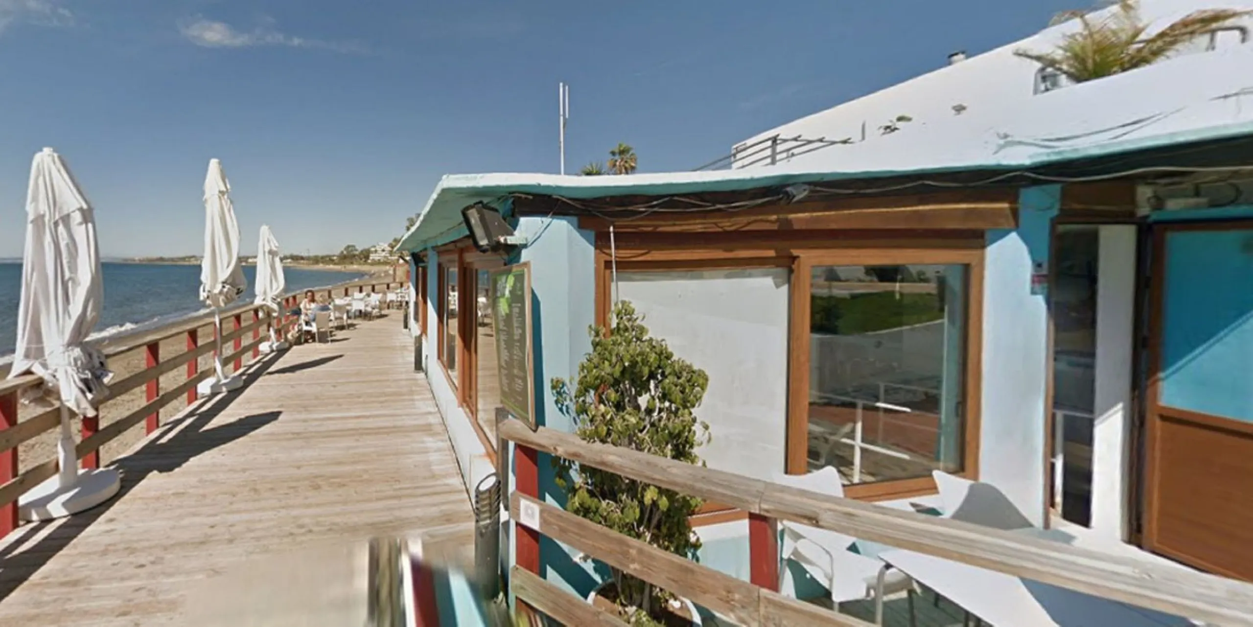 For sale: an iconic beachfront restaurant-chiringuito located literally on the shores of the Mediterranean in Estepona. A true jewel of the Costa del Sol, offering completely unobstructed sea views in one of the most sought-after areas of the coastline.