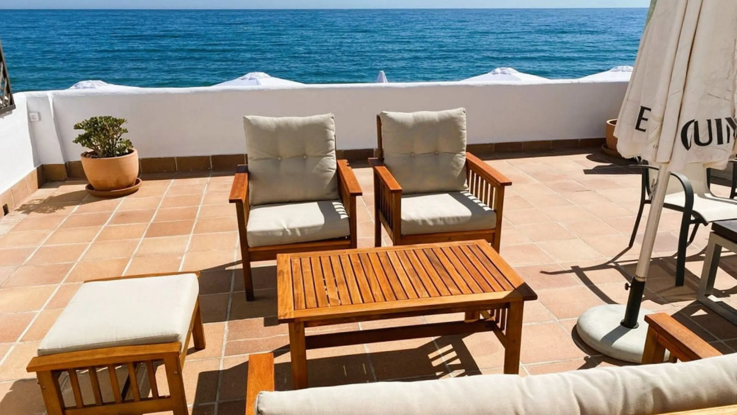 For sale: an iconic beachfront restaurant-chiringuito located literally on the shores of the Mediterranean in Estepona. A true jewel of the Costa del Sol, offering completely unobstructed sea views in one of the most sought-after areas of the coastline.