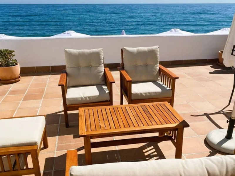For sale: an iconic beachfront restaurant-chiringuito located literally on the shores of the Mediterranean in Estepona. A true jewel of the Costa del Sol, offering completely unobstructed sea views in one of the most sought-after areas of the coastline.