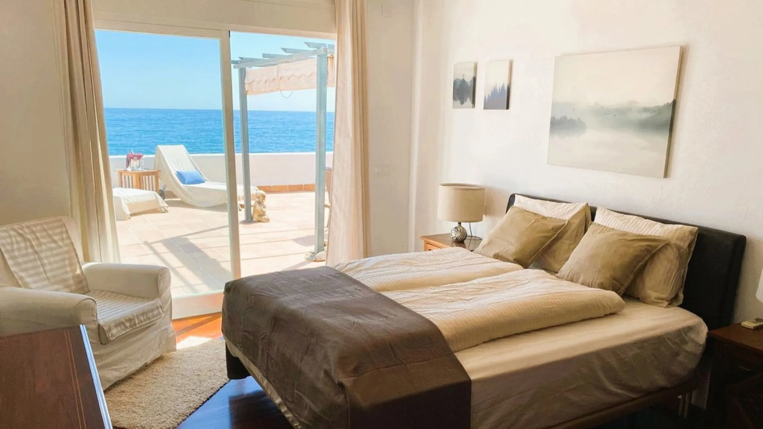 For sale: an iconic beachfront restaurant-chiringuito located literally on the shores of the Mediterranean in Estepona. A true jewel of the Costa del Sol, offering completely unobstructed sea views in one of the most sought-after areas of the coastline.
