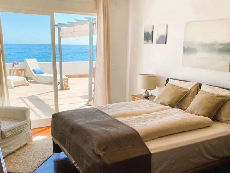 For sale: an iconic beachfront restaurant-chiringuito located literally on the shores of the Mediterranean in Estepona. A true jewel of the Costa del Sol, offering completely unobstructed sea views in one of the most sought-after areas of the coastline.