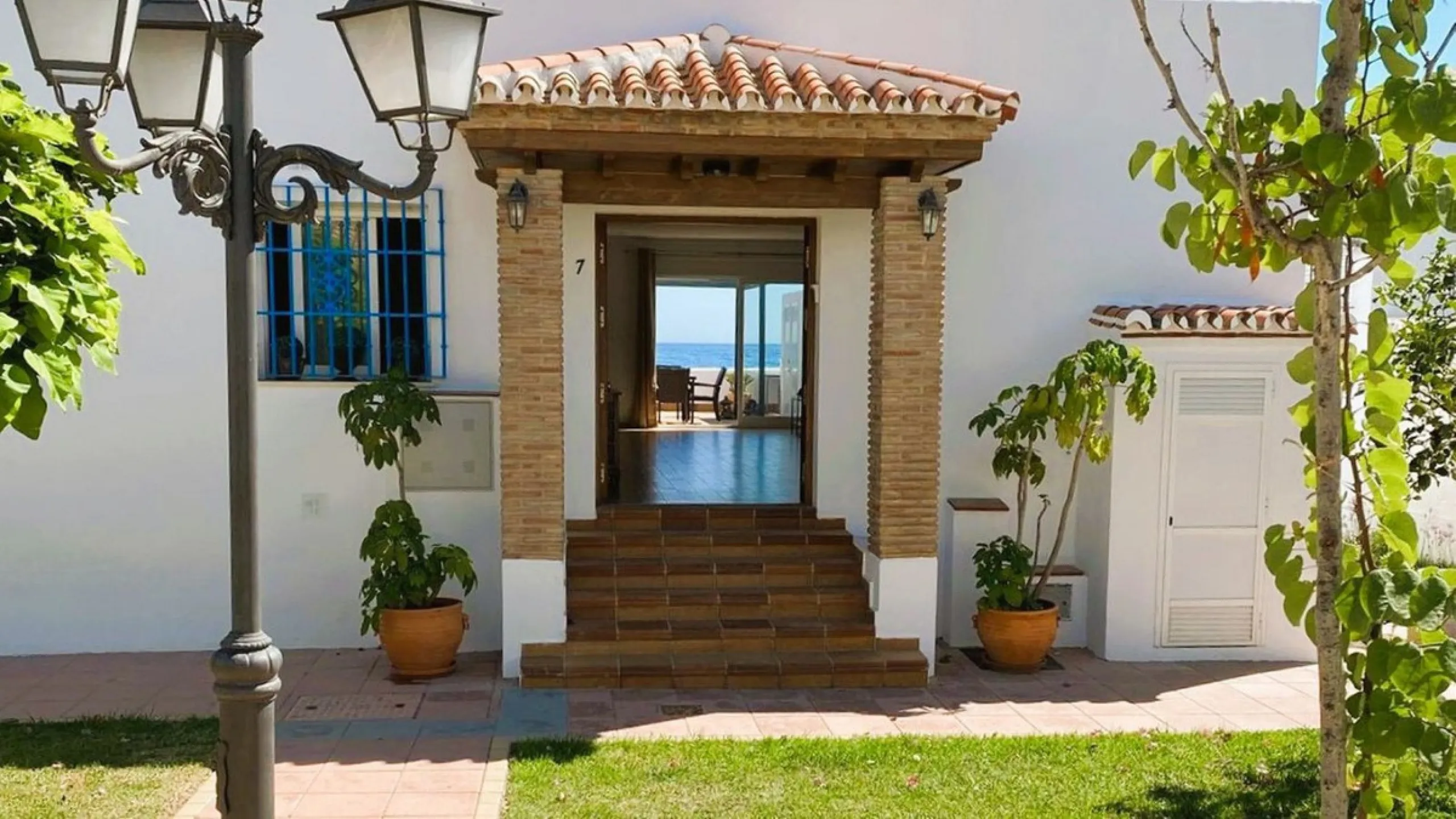 For sale: an iconic beachfront restaurant-chiringuito located literally on the shores of the Mediterranean in Estepona. A true jewel of the Costa del Sol, offering completely unobstructed sea views in one of the most sought-after areas of the coastline.