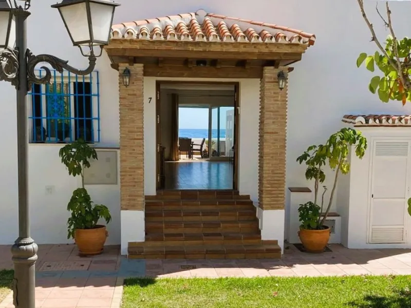 For sale: an iconic beachfront restaurant-chiringuito located literally on the shores of the Mediterranean in Estepona. A true jewel of the Costa del Sol, offering completely unobstructed sea views in one of the most sought-after areas of the coastline.