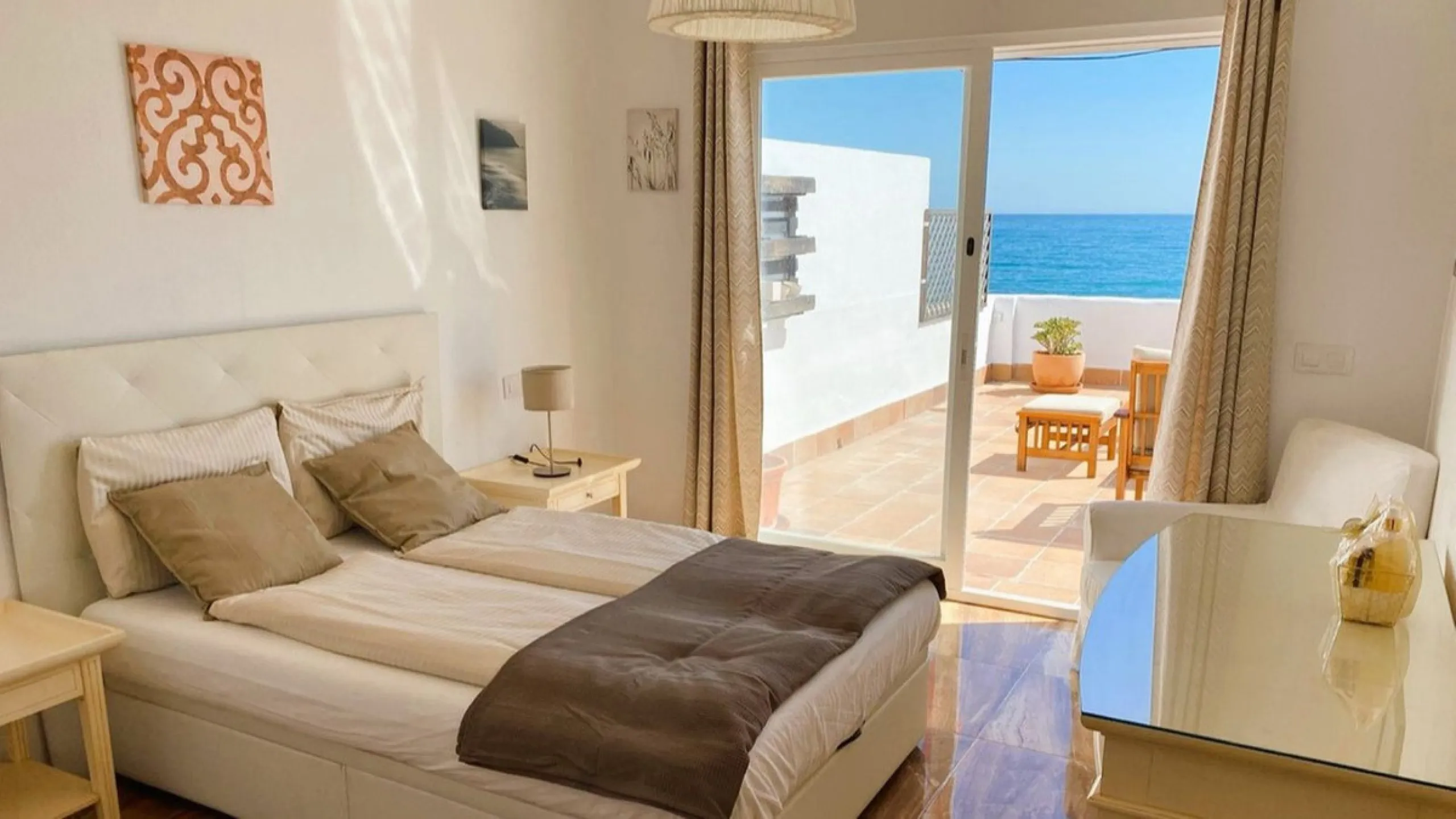 For sale: an iconic beachfront restaurant-chiringuito located literally on the shores of the Mediterranean in Estepona. A true jewel of the Costa del Sol, offering completely unobstructed sea views in one of the most sought-after areas of the coastline.