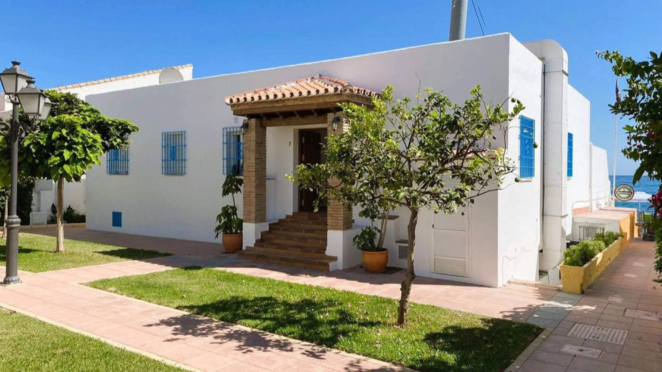 For sale: an iconic beachfront restaurant-chiringuito located literally on the shores of the Mediterranean in Estepona. A true jewel of the Costa del Sol, offering completely unobstructed sea views in one of the most sought-after areas of the coastline.