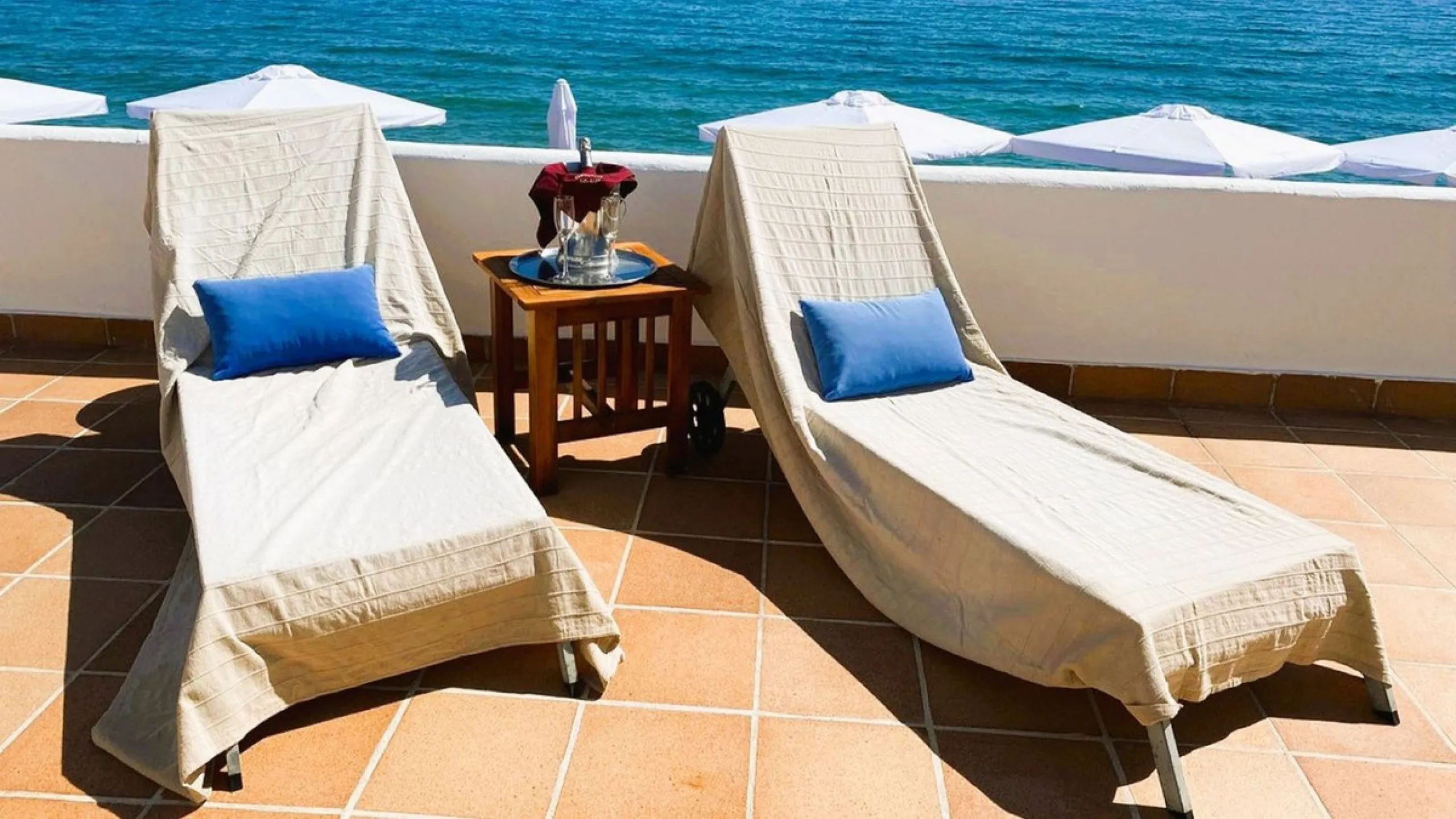 For sale: an iconic beachfront restaurant-chiringuito located literally on the shores of the Mediterranean in Estepona. A true jewel of the Costa del Sol, offering completely unobstructed sea views in one of the most sought-after areas of the coastline.