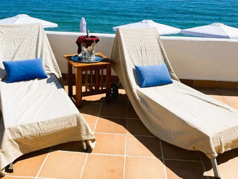 For sale: an iconic beachfront restaurant-chiringuito located literally on the shores of the Mediterranean in Estepona. A true jewel of the Costa del Sol, offering completely unobstructed sea views in one of the most sought-after areas of the coastline.
