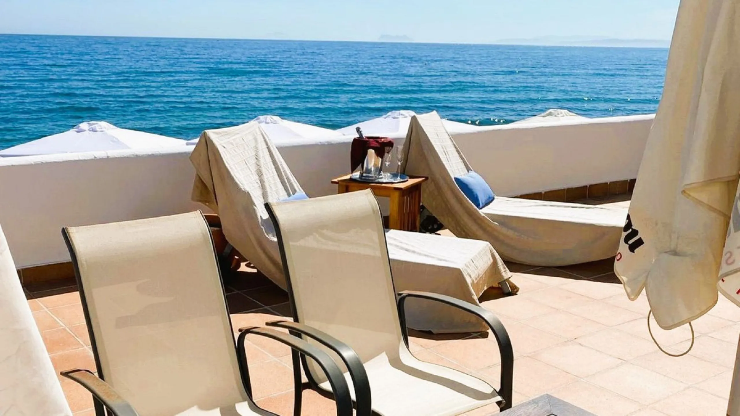 For sale: an iconic beachfront restaurant-chiringuito located literally on the shores of the Mediterranean in Estepona. A true jewel of the Costa del Sol, offering completely unobstructed sea views in one of the most sought-after areas of the coastline.