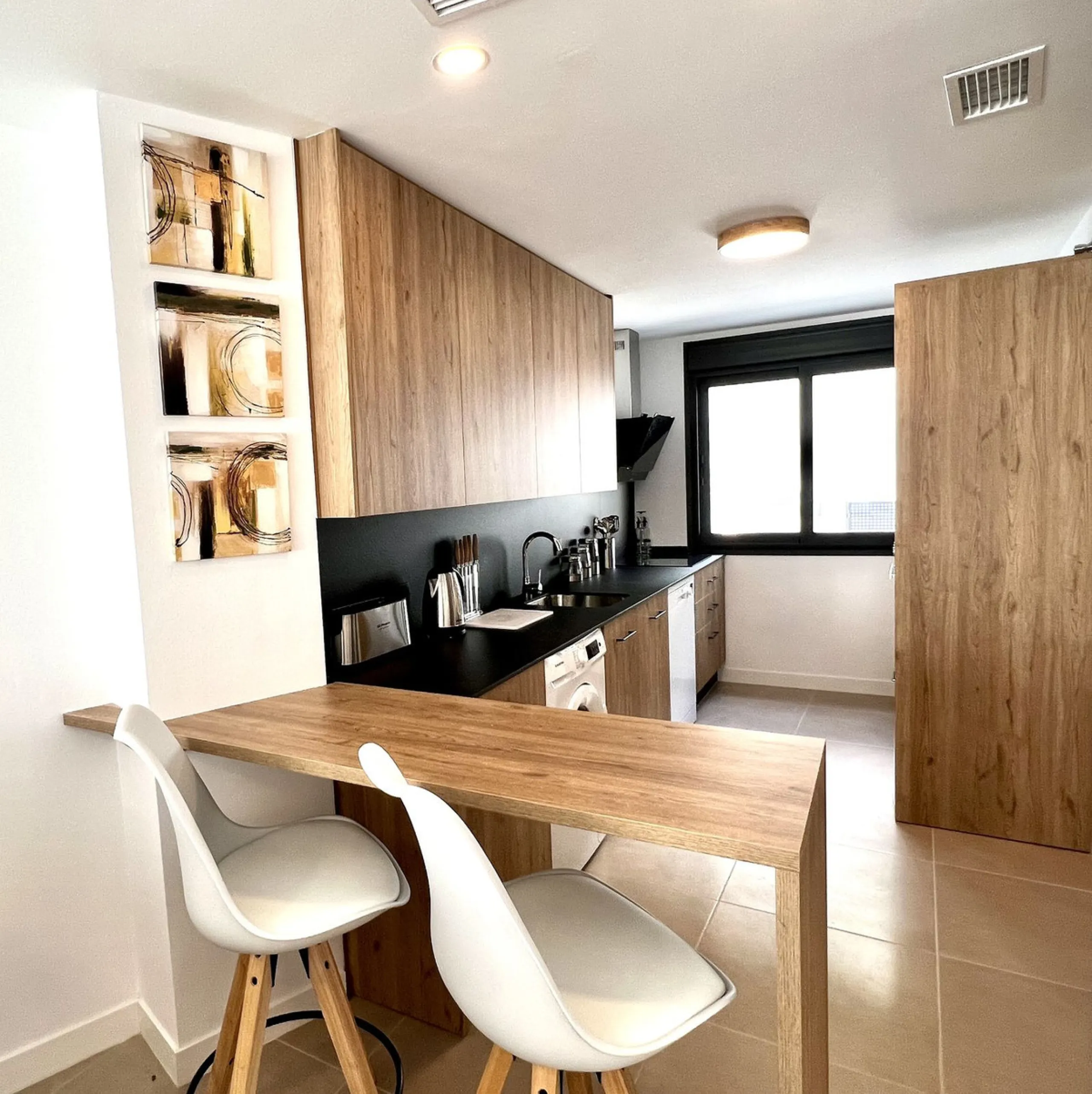 EL PARAISO-Residencial Agra: a beautifully furnished, newly built three-bedroom, three-bathroom townhouse. Located in a secure gated complex with access to a well-maintained community pool, this modern home offers comfort and convenience. It features a sp