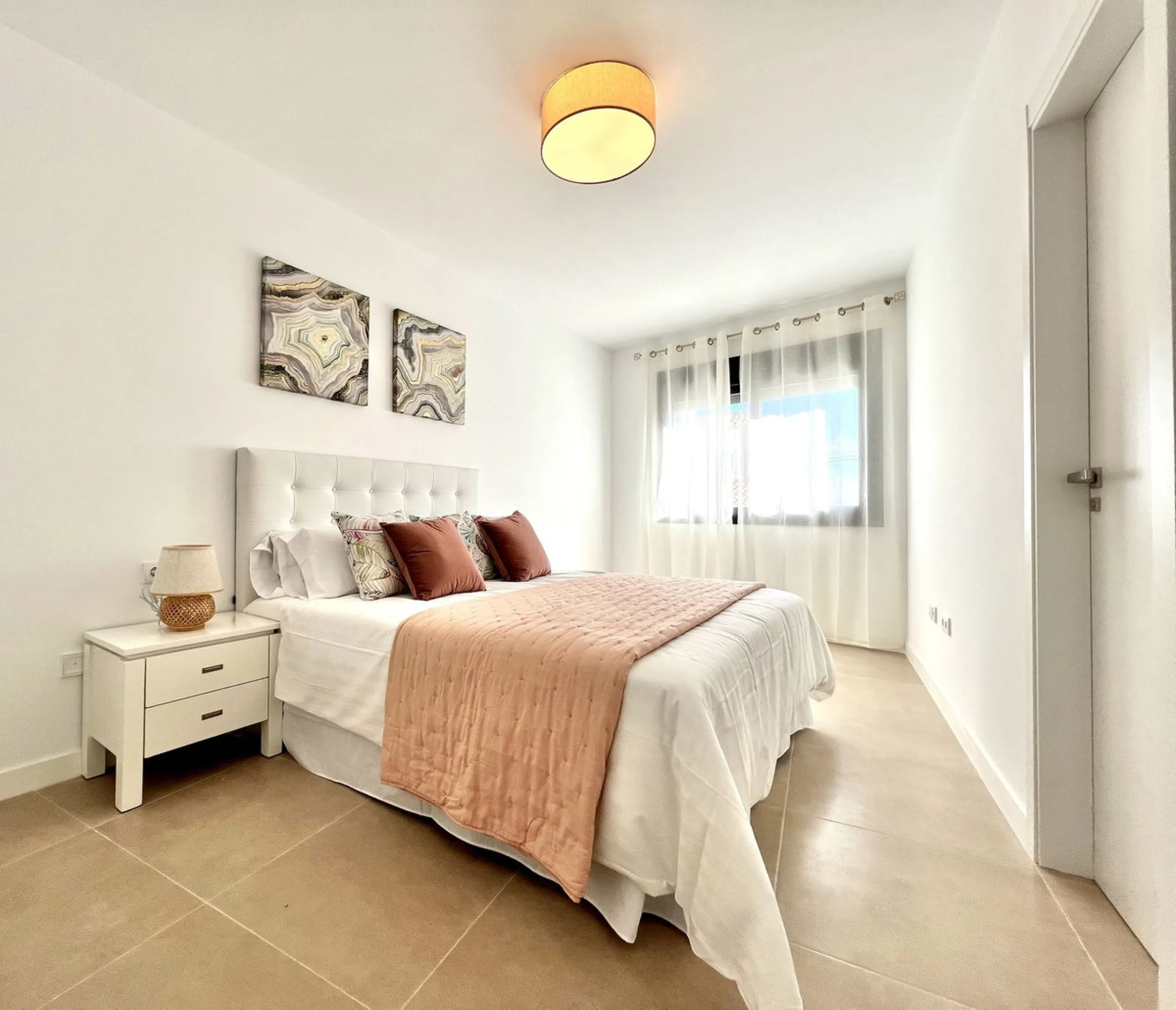 EL PARAISO-Residencial Agra: a beautifully furnished, newly built three-bedroom, three-bathroom townhouse. Located in a secure gated complex with access to a well-maintained community pool, this modern home offers comfort and convenience. It features a sp