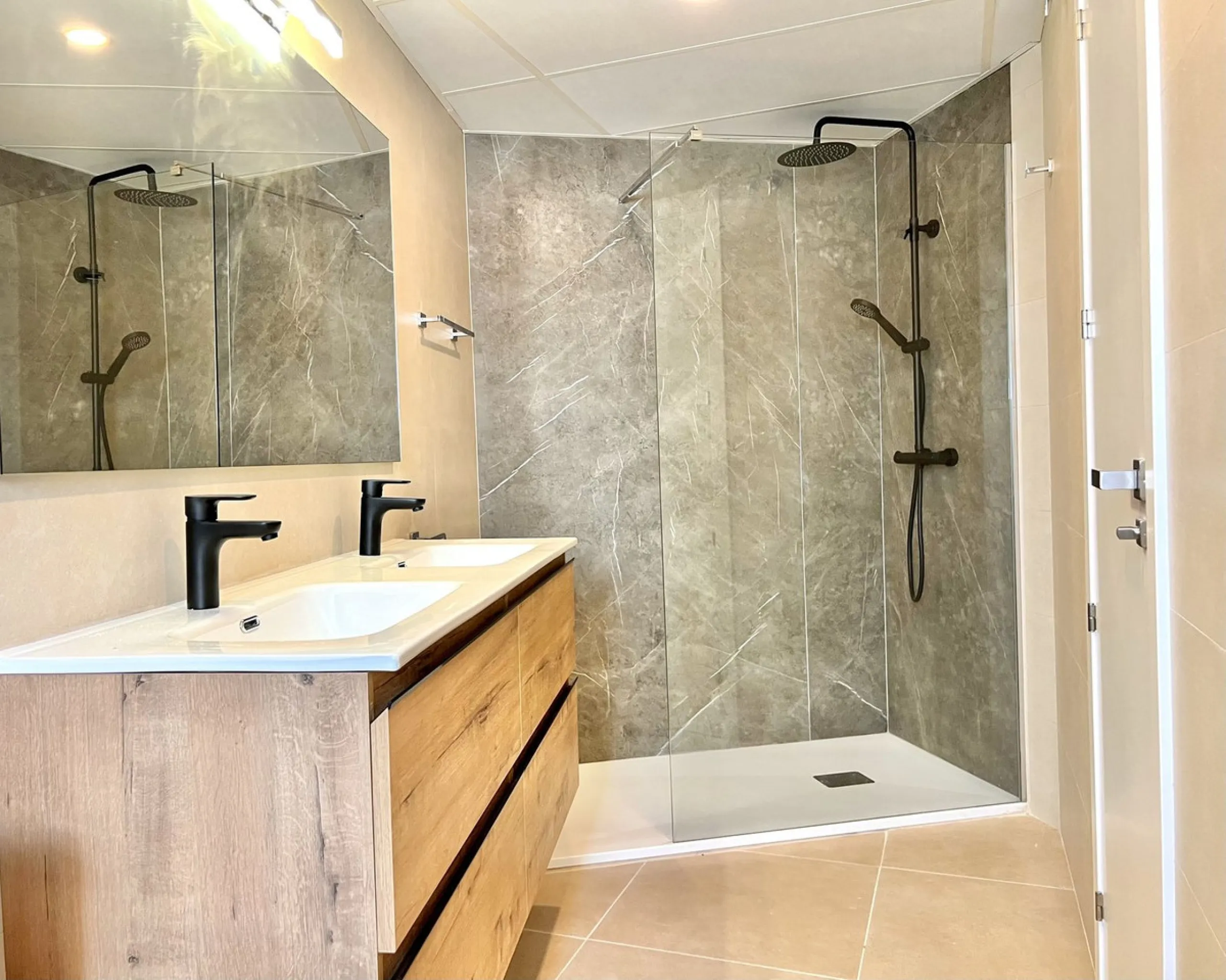 EL PARAISO-Residencial Agra: a beautifully furnished, newly built three-bedroom, three-bathroom townhouse. Located in a secure gated complex with access to a well-maintained community pool, this modern home offers comfort and convenience. It features a sp