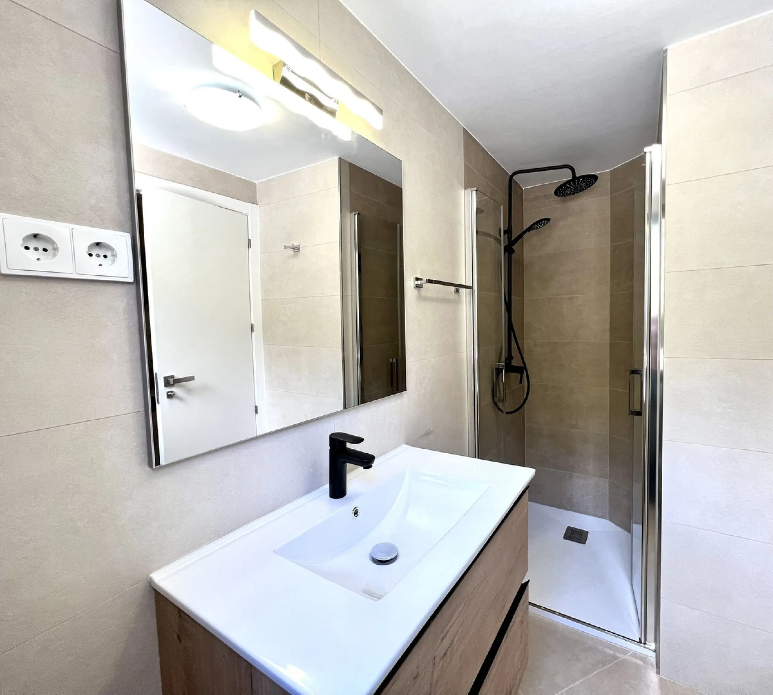 EL PARAISO-Residencial Agra: a beautifully furnished, newly built three-bedroom, three-bathroom townhouse. Located in a secure gated complex with access to a well-maintained community pool, this modern home offers comfort and convenience. It features a sp