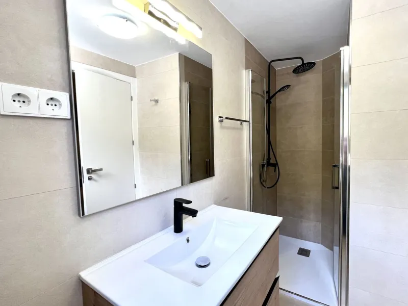EL PARAISO-Residencial Agra: a beautifully furnished, newly built three-bedroom, three-bathroom townhouse. Located in a secure gated complex with access to a well-maintained community pool, this modern home offers comfort and convenience. It features a sp