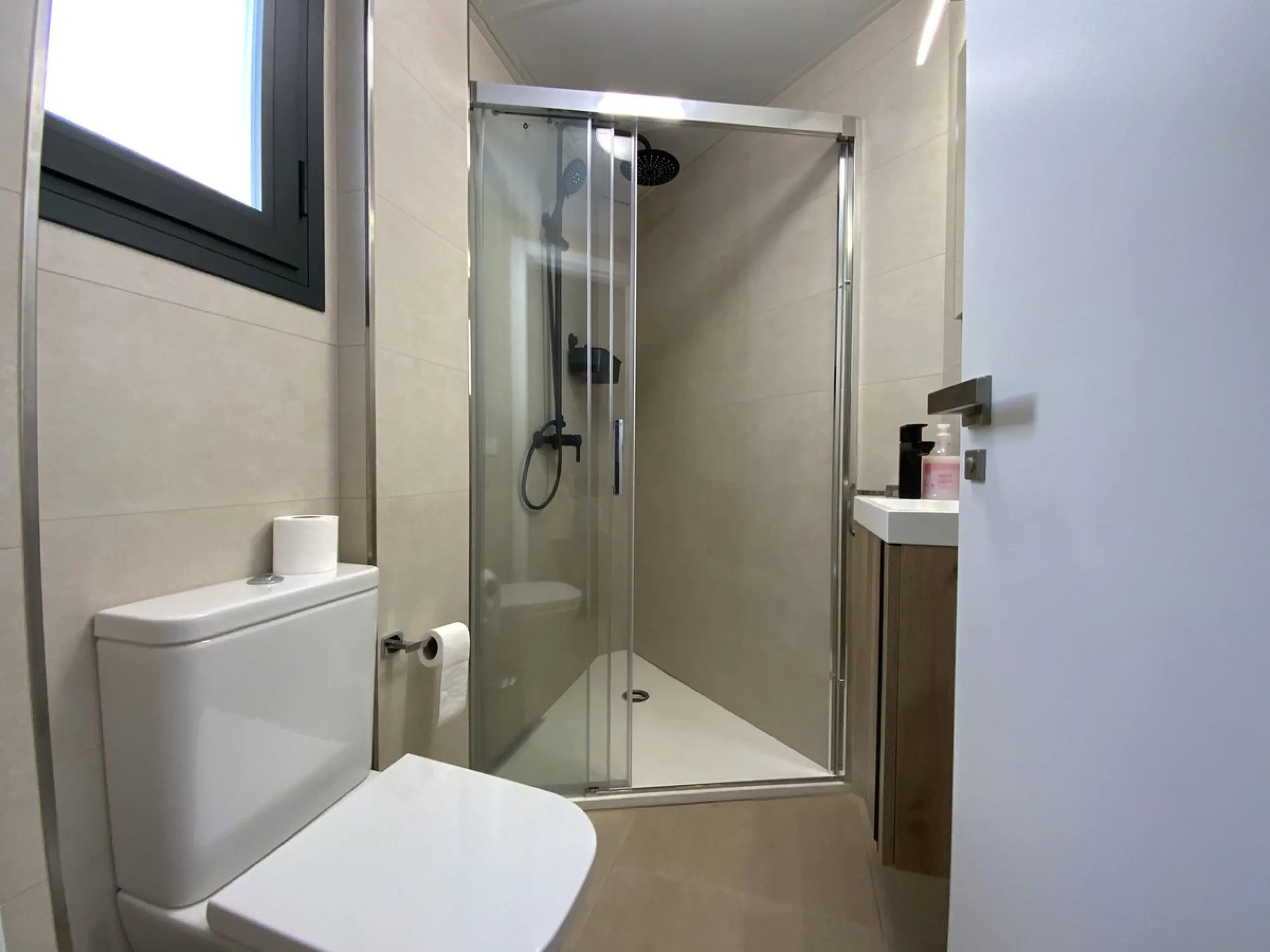 EL PARAISO-Residencial Agra: a beautifully furnished, newly built three-bedroom, three-bathroom townhouse. Located in a secure gated complex with access to a well-maintained community pool, this modern home offers comfort and convenience. It features a sp