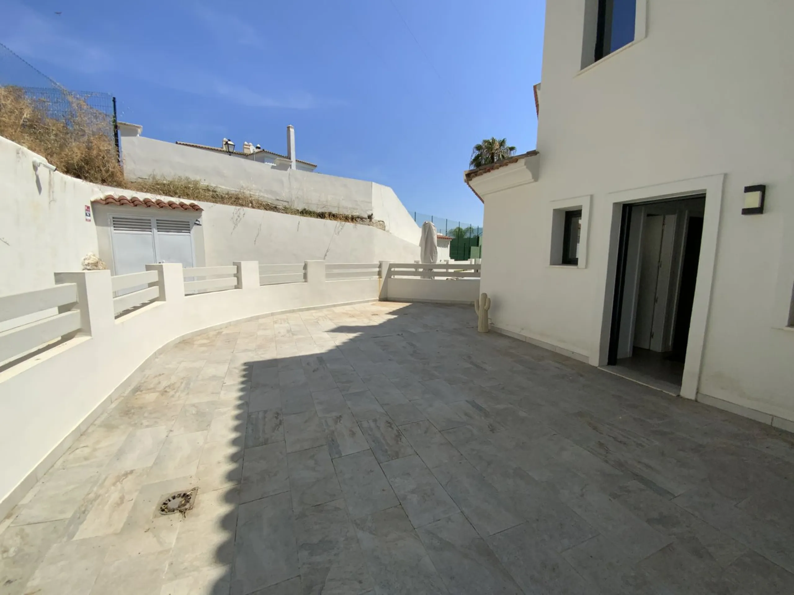 EL PARAISO-Residencial Agra: a beautifully furnished, newly built three-bedroom, three-bathroom townhouse. Located in a secure gated complex with access to a well-maintained community pool, this modern home offers comfort and convenience. It features a sp