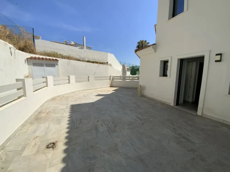 EL PARAISO-Residencial Agra: a beautifully furnished, newly built three-bedroom, three-bathroom townhouse. Located in a secure gated complex with access to a well-maintained community pool, this modern home offers comfort and convenience. It features a sp