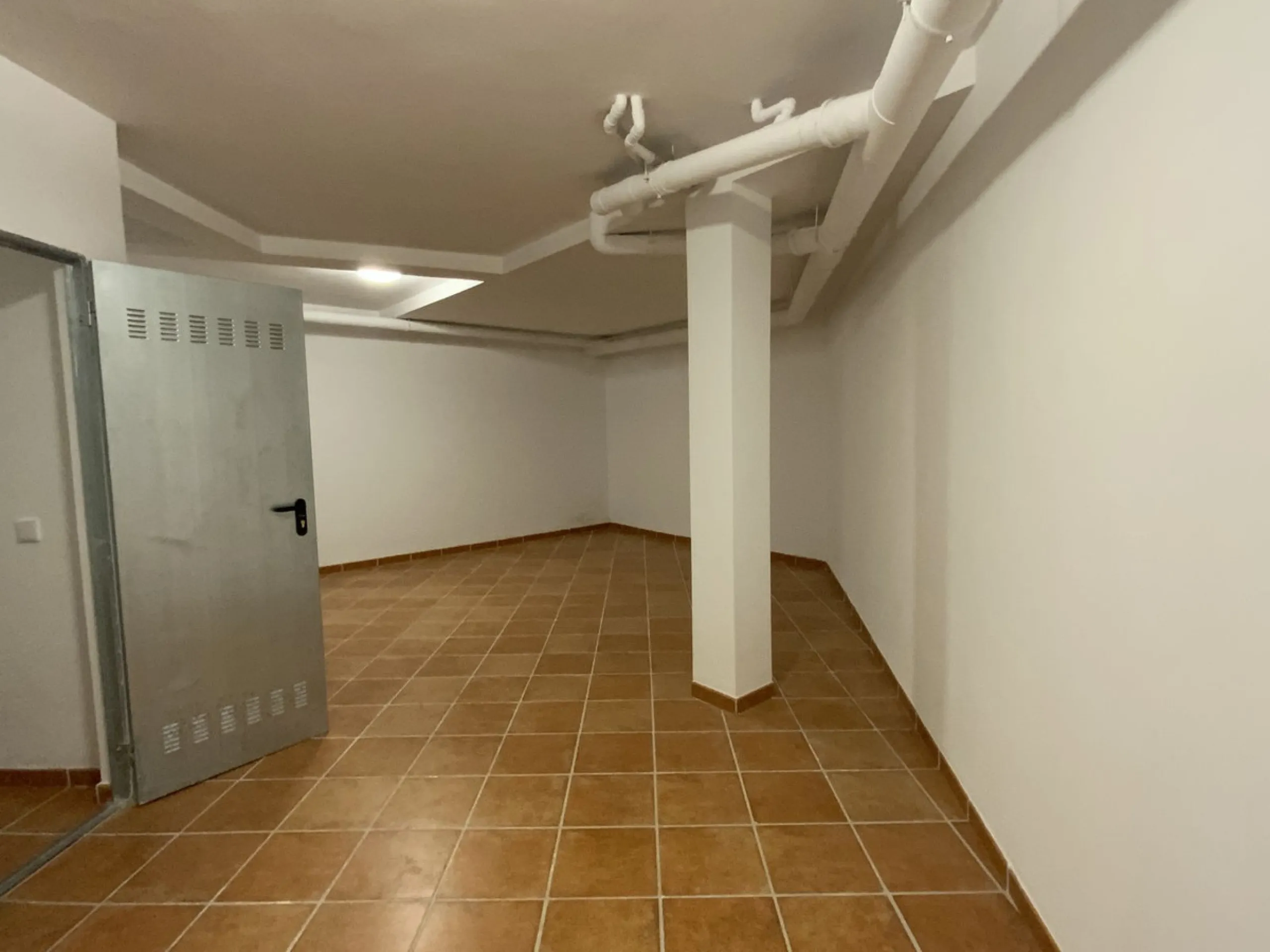 EL PARAISO-Residencial Agra: a beautifully furnished, newly built three-bedroom, three-bathroom townhouse. Located in a secure gated complex with access to a well-maintained community pool, this modern home offers comfort and convenience. It features a sp