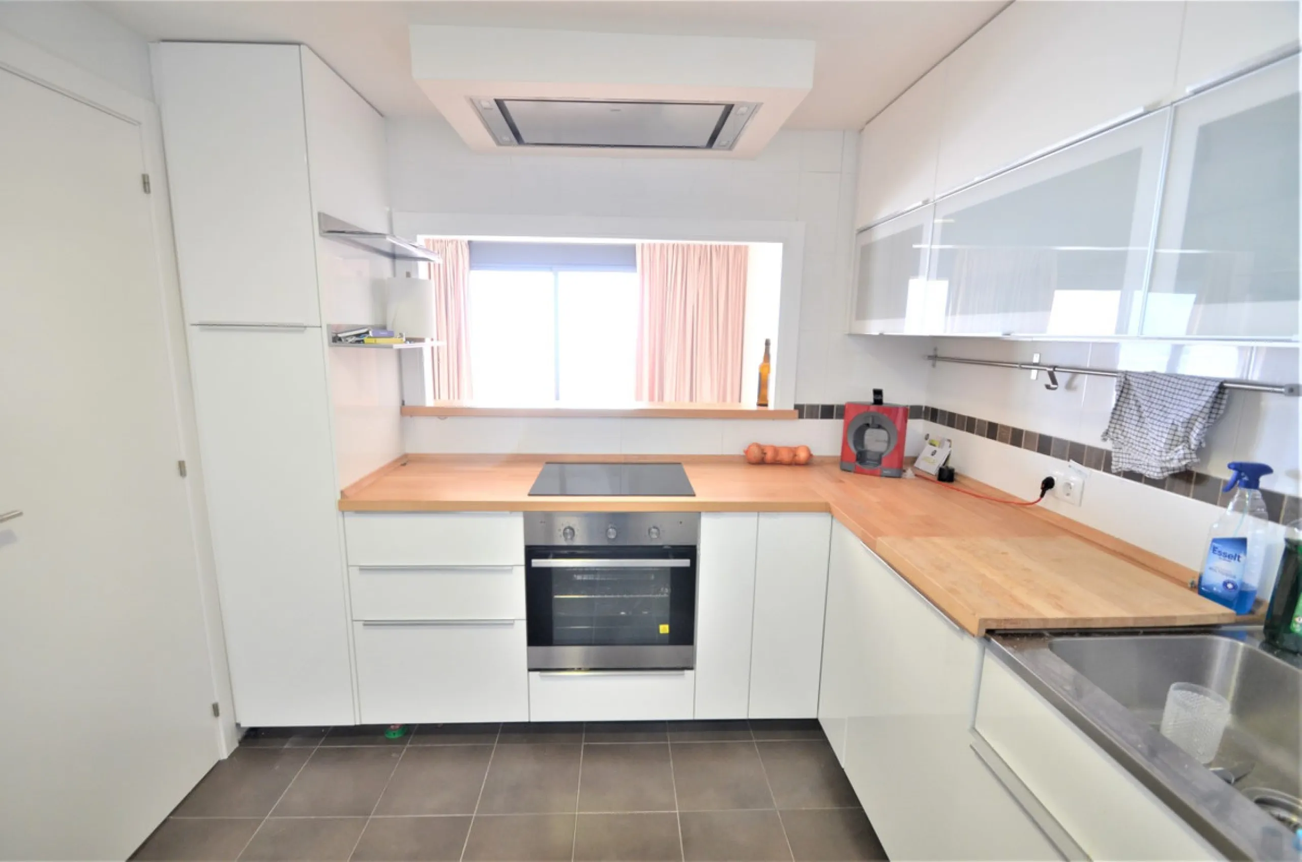 Magnificent PENTHOUSE with LARGE TERRACE and SOLARIUM. Facing southeast, this stunning property enjoys WONDERFUL SEA and GOLF VIEWS. Located in a well-maintained urbanization, it sits in one of the most sought-after areas, surrounded by prestigious golf c