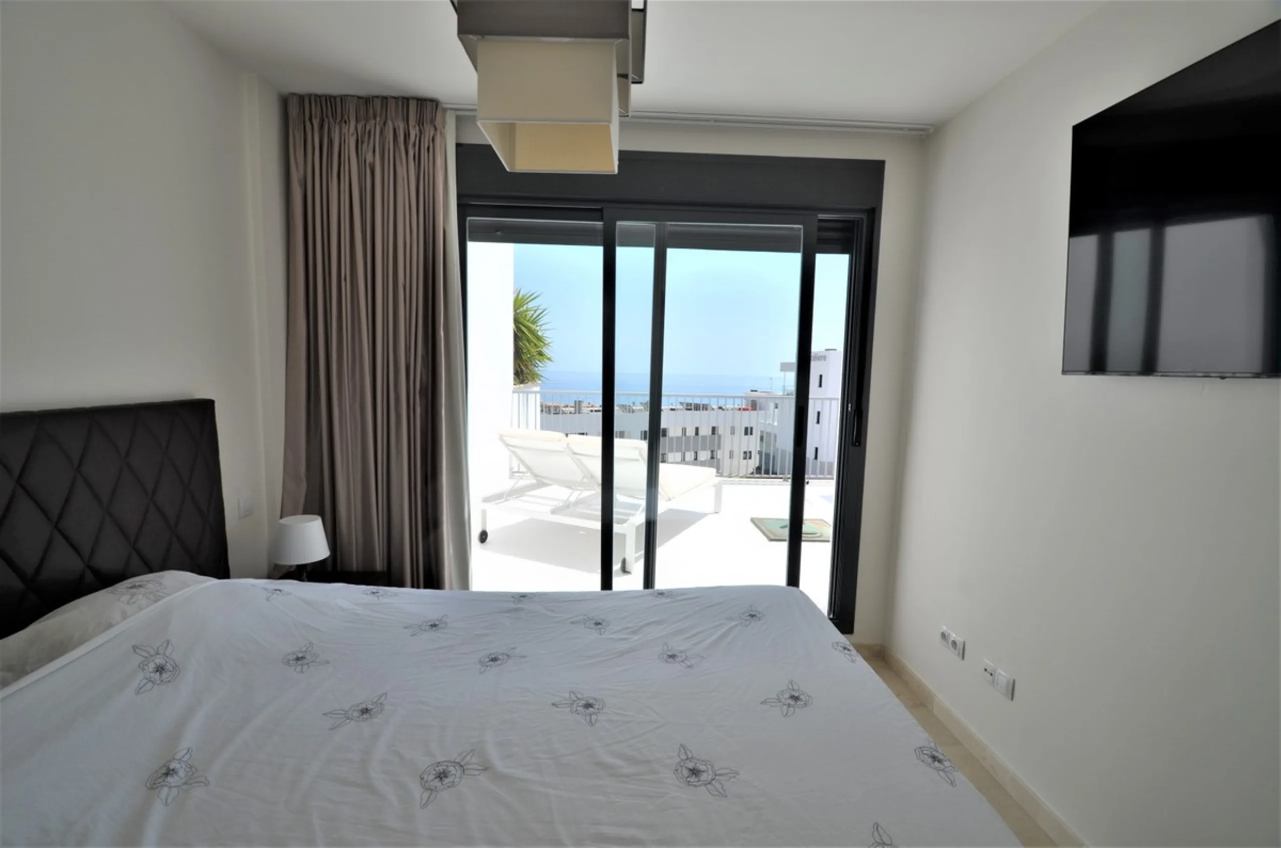 Magnificent PENTHOUSE with LARGE TERRACE and SOLARIUM. Facing southeast, this stunning property enjoys WONDERFUL SEA and GOLF VIEWS. Located in a well-maintained urbanization, it sits in one of the most sought-after areas, surrounded by prestigious golf c