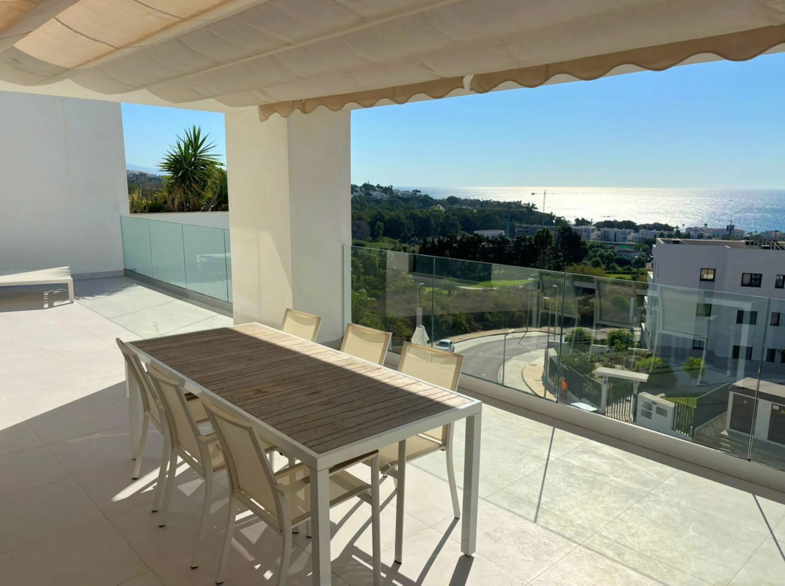 Magnificent PENTHOUSE with LARGE TERRACE and SOLARIUM. Facing southeast, this stunning property enjoys WONDERFUL SEA and GOLF VIEWS. Located in a well-maintained urbanization, it sits in one of the most sought-after areas, surrounded by prestigious golf c