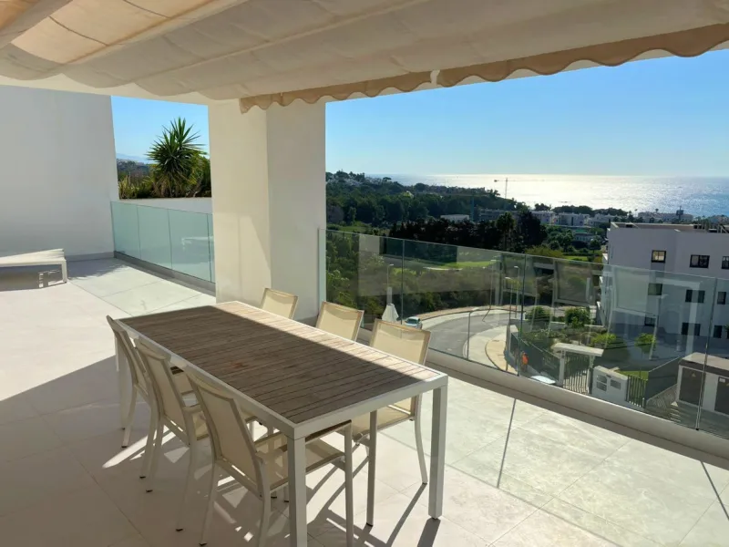 Magnificent PENTHOUSE with LARGE TERRACE and SOLARIUM. Facing southeast, this stunning property enjoys WONDERFUL SEA and GOLF VIEWS. Located in a well-maintained urbanization, it sits in one of the most sought-after areas, surrounded by prestigious golf c