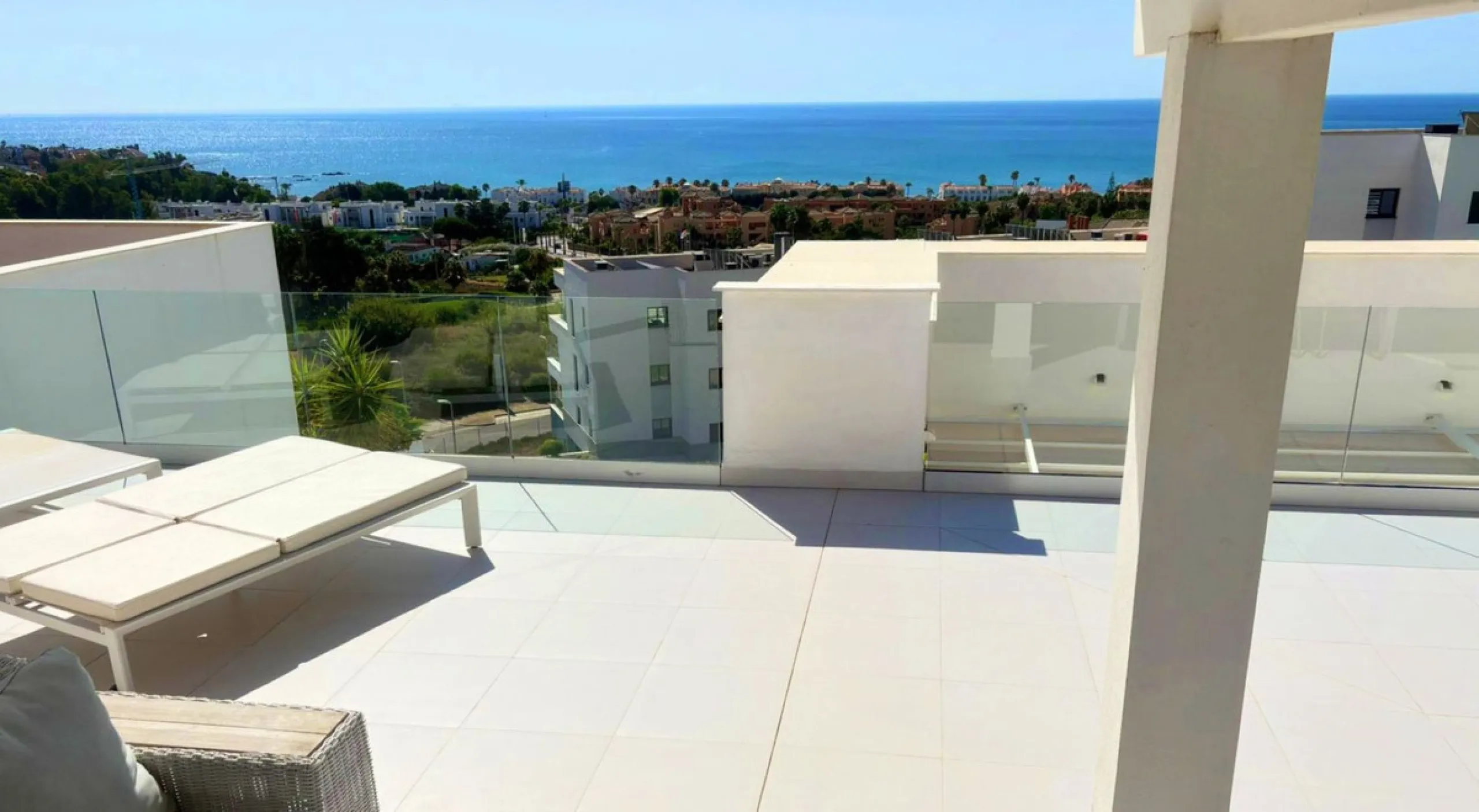 Magnificent PENTHOUSE with LARGE TERRACE and SOLARIUM. Facing southeast, this stunning property enjoys WONDERFUL SEA and GOLF VIEWS. Located in a well-maintained urbanization, it sits in one of the most sought-after areas, surrounded by prestigious golf c