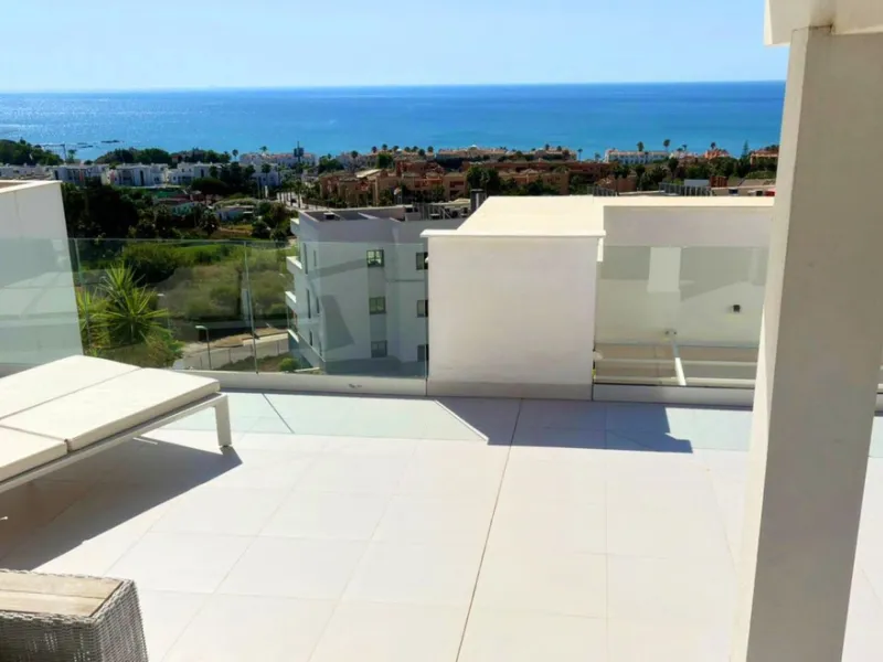 Magnificent PENTHOUSE with LARGE TERRACE and SOLARIUM. Facing southeast, this stunning property enjoys WONDERFUL SEA and GOLF VIEWS. Located in a well-maintained urbanization, it sits in one of the most sought-after areas, surrounded by prestigious golf c