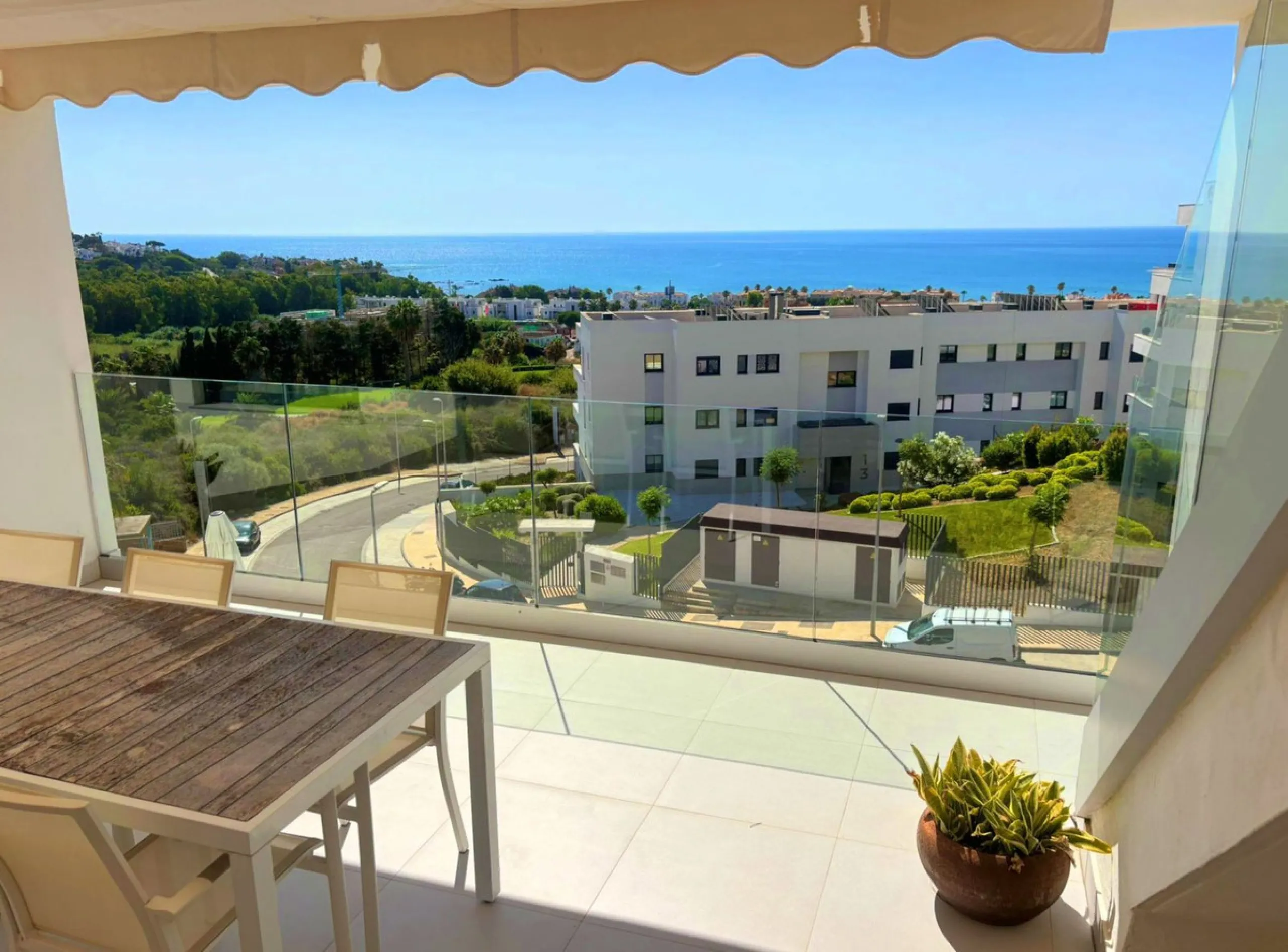 Magnificent PENTHOUSE with LARGE TERRACE and SOLARIUM. Facing southeast, this stunning property enjoys WONDERFUL SEA and GOLF VIEWS. Located in a well-maintained urbanization, it sits in one of the most sought-after areas, surrounded by prestigious golf c