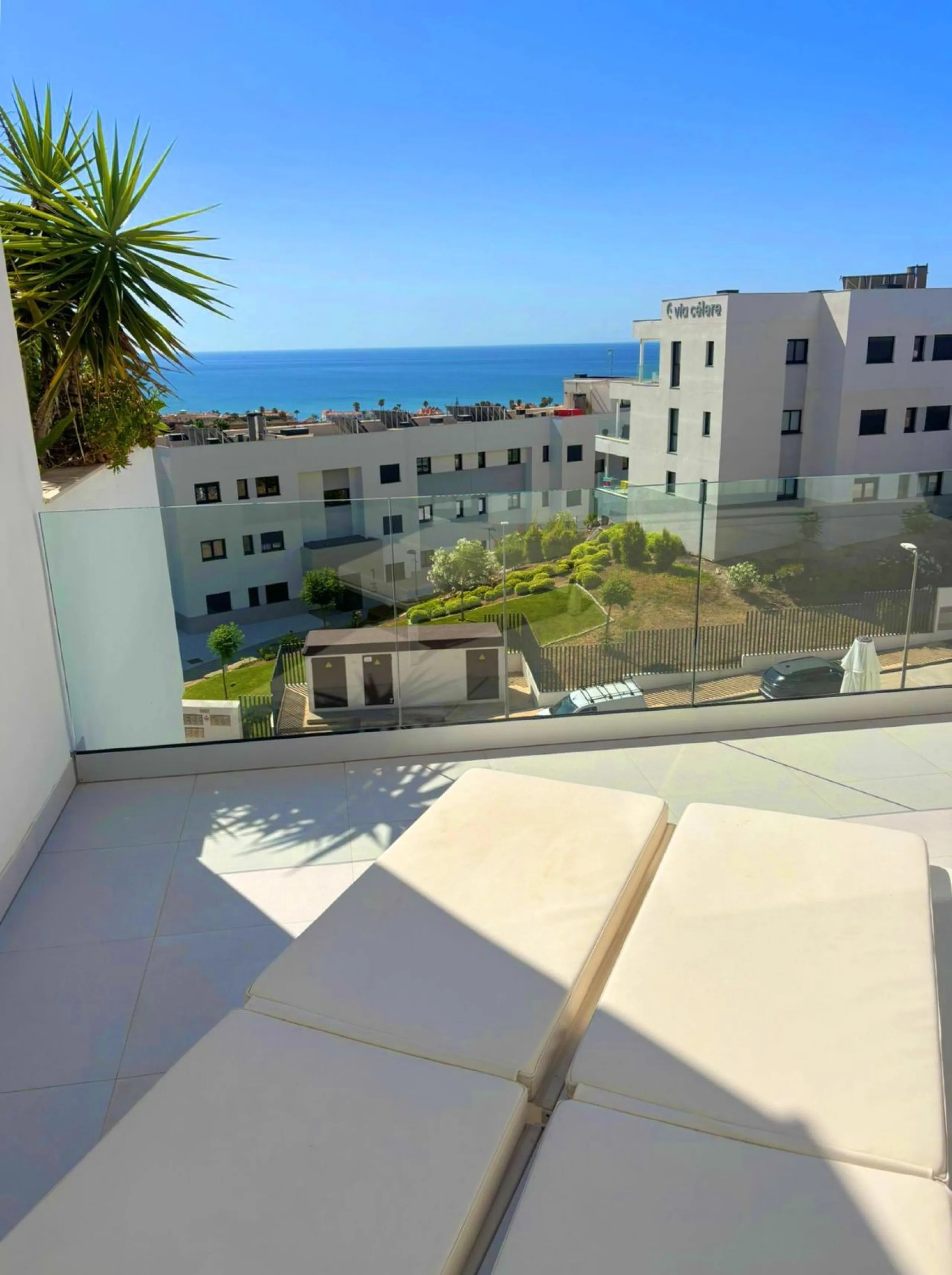 Magnificent PENTHOUSE with LARGE TERRACE and SOLARIUM. Facing southeast, this stunning property enjoys WONDERFUL SEA and GOLF VIEWS. Located in a well-maintained urbanization, it sits in one of the most sought-after areas, surrounded by prestigious golf c