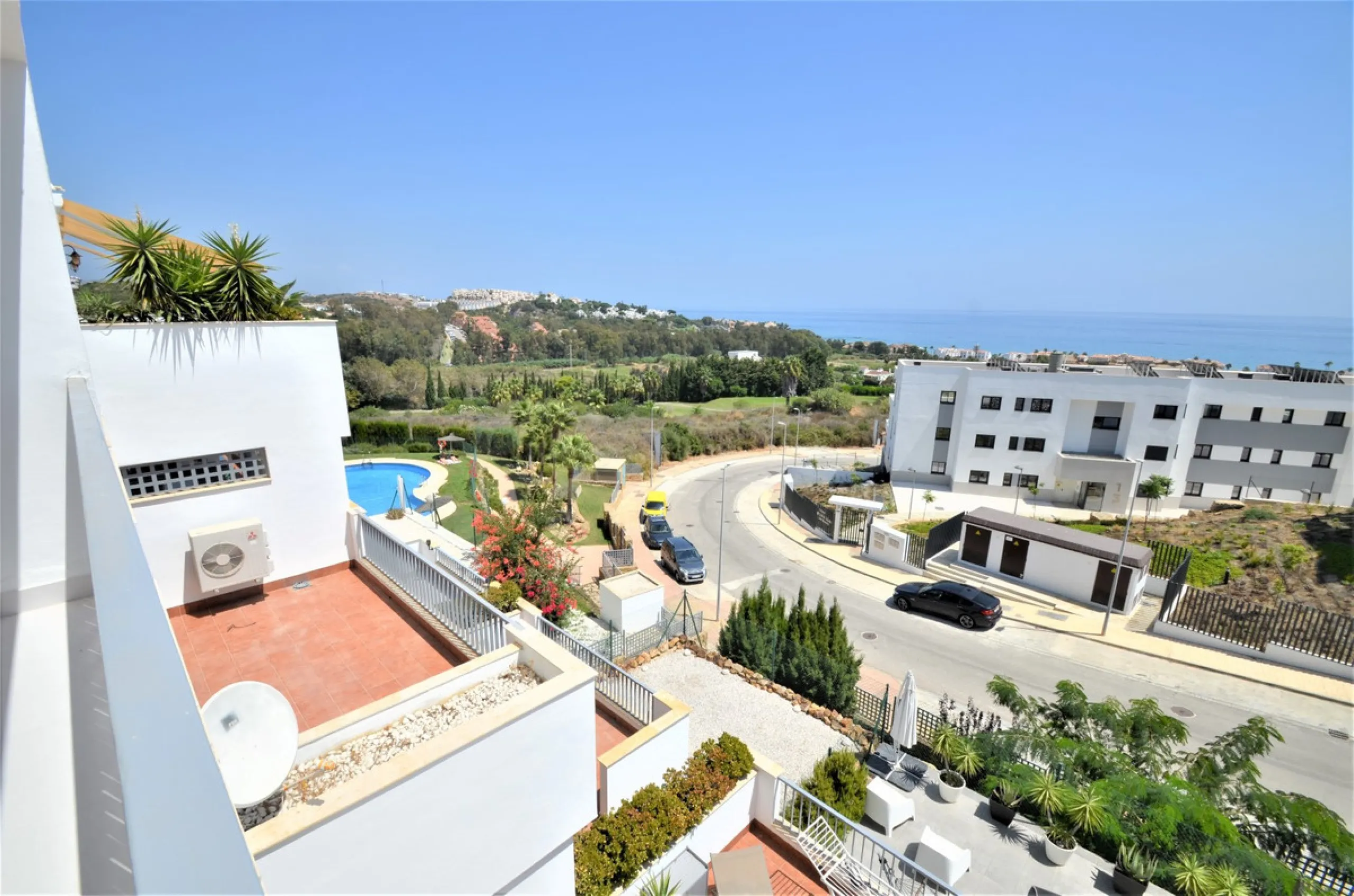 Magnificent PENTHOUSE with LARGE TERRACE and SOLARIUM. Facing southeast, this stunning property enjoys WONDERFUL SEA and GOLF VIEWS. Located in a well-maintained urbanization, it sits in one of the most sought-after areas, surrounded by prestigious golf c