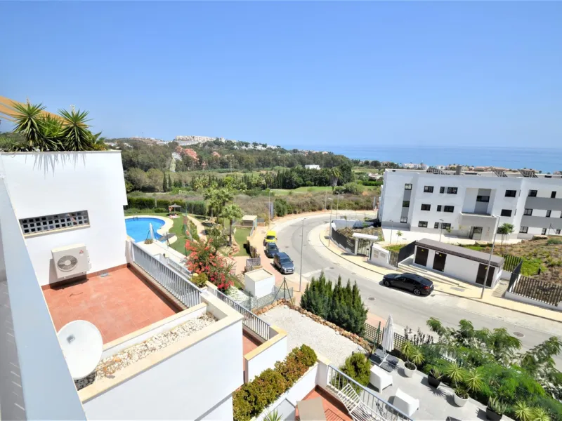 Magnificent PENTHOUSE with LARGE TERRACE and SOLARIUM. Facing southeast, this stunning property enjoys WONDERFUL SEA and GOLF VIEWS. Located in a well-maintained urbanization, it sits in one of the most sought-after areas, surrounded by prestigious golf c