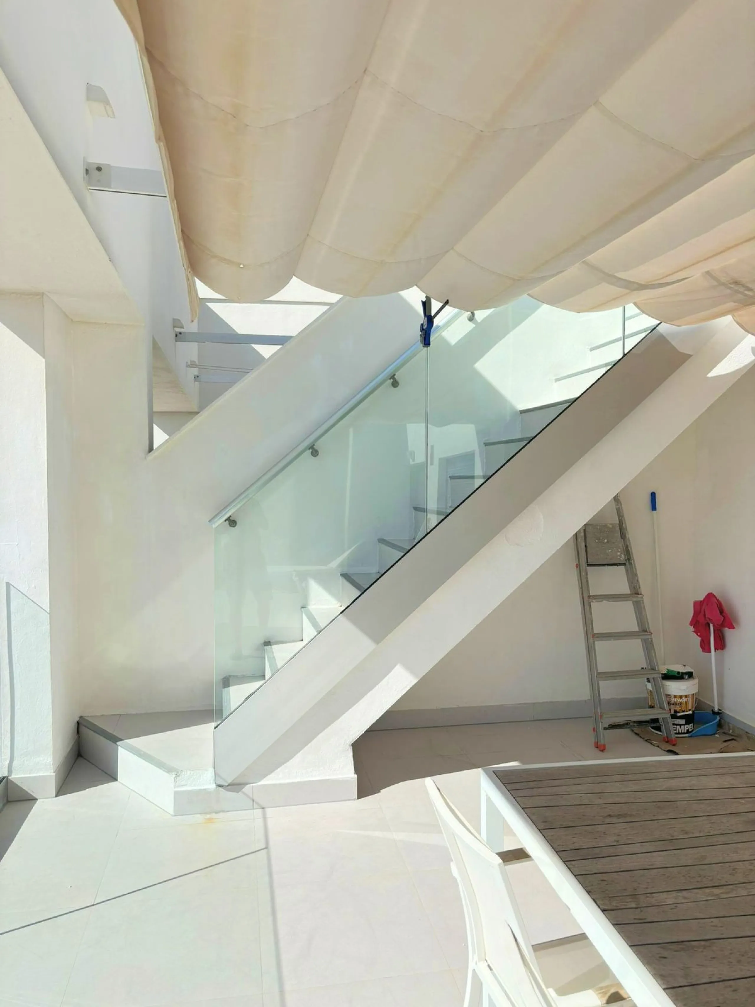 Magnificent PENTHOUSE with LARGE TERRACE and SOLARIUM. Facing southeast, this stunning property enjoys WONDERFUL SEA and GOLF VIEWS. Located in a well-maintained urbanization, it sits in one of the most sought-after areas, surrounded by prestigious golf c