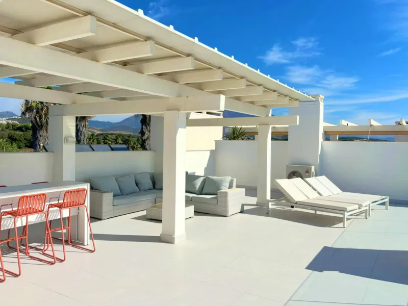 Magnificent PENTHOUSE with LARGE TERRACE and SOLARIUM. Facing southeast, this stunning property enjoys WONDERFUL SEA and GOLF VIEWS. Located in a well-maintained urbanization, it sits in one of the most sought-after areas, surrounded by prestigious golf c