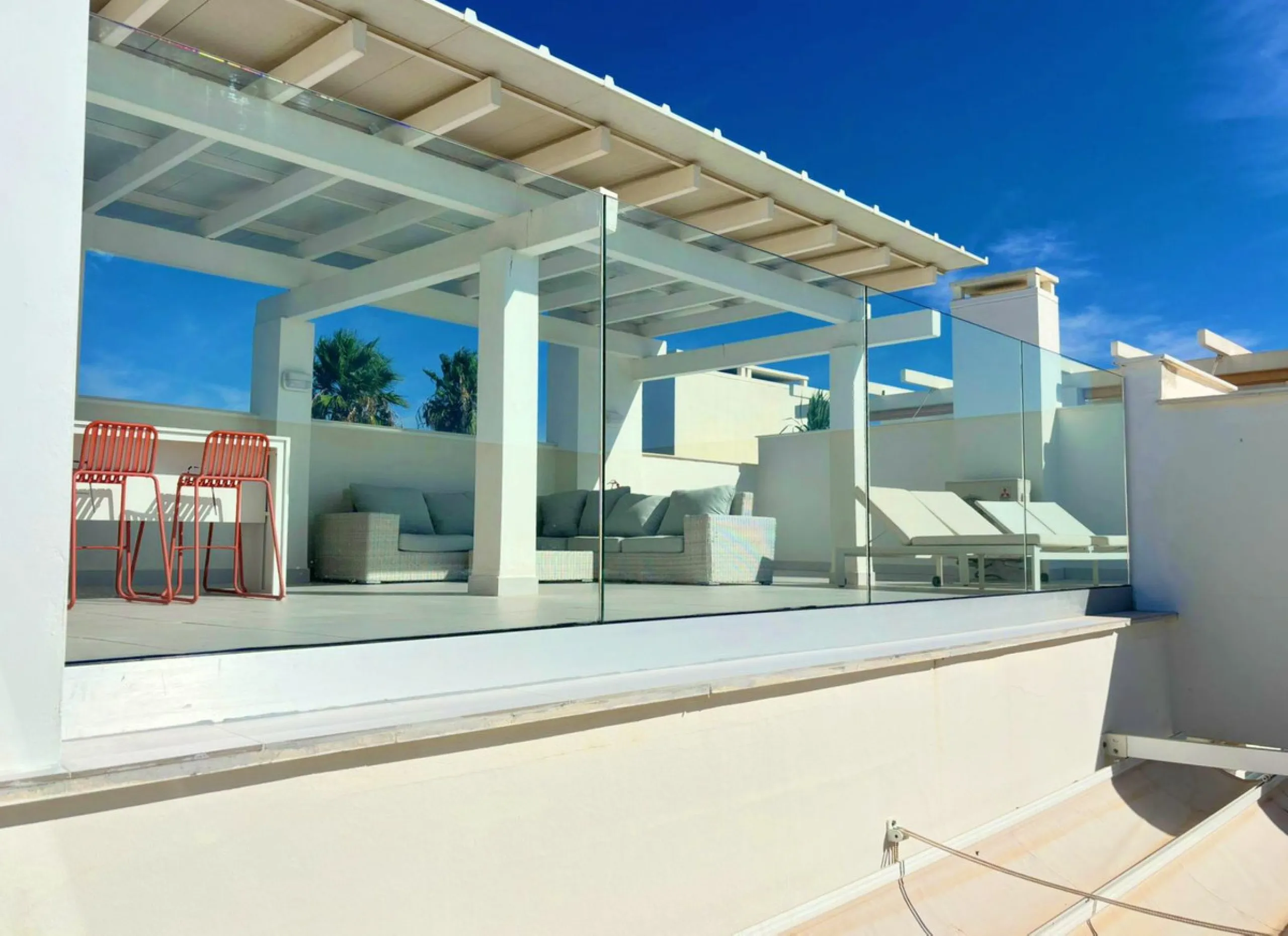 Magnificent PENTHOUSE with LARGE TERRACE and SOLARIUM. Facing southeast, this stunning property enjoys WONDERFUL SEA and GOLF VIEWS. Located in a well-maintained urbanization, it sits in one of the most sought-after areas, surrounded by prestigious golf c