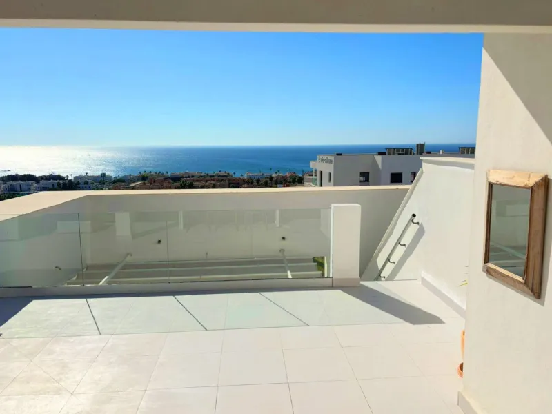 Magnificent PENTHOUSE with LARGE TERRACE and SOLARIUM. Facing southeast, this stunning property enjoys WONDERFUL SEA and GOLF VIEWS. Located in a well-maintained urbanization, it sits in one of the most sought-after areas, surrounded by prestigious golf c