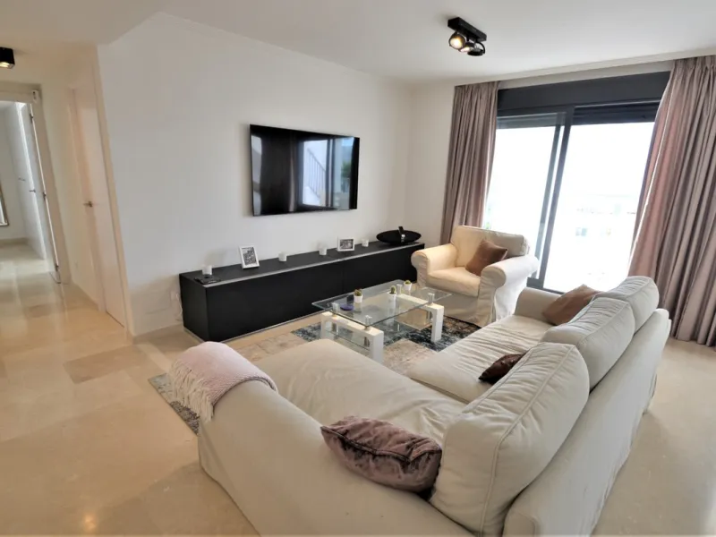 Magnificent PENTHOUSE with LARGE TERRACE and SOLARIUM. Facing southeast, this stunning property enjoys WONDERFUL SEA and GOLF VIEWS. Located in a well-maintained urbanization, it sits in one of the most sought-after areas, surrounded by prestigious golf c