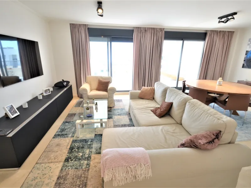 Magnificent PENTHOUSE with LARGE TERRACE and SOLARIUM. Facing southeast, this stunning property enjoys WONDERFUL SEA and GOLF VIEWS. Located in a well-maintained urbanization, it sits in one of the most sought-after areas, surrounded by prestigious golf c