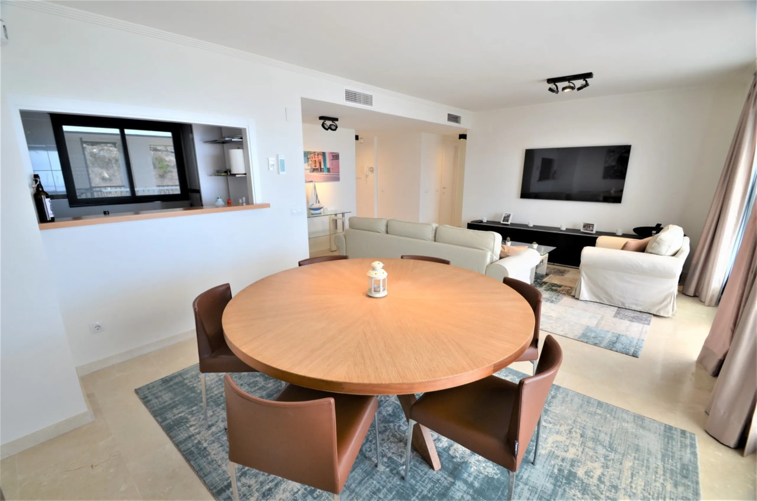 Magnificent PENTHOUSE with LARGE TERRACE and SOLARIUM. Facing southeast, this stunning property enjoys WONDERFUL SEA and GOLF VIEWS. Located in a well-maintained urbanization, it sits in one of the most sought-after areas, surrounded by prestigious golf c