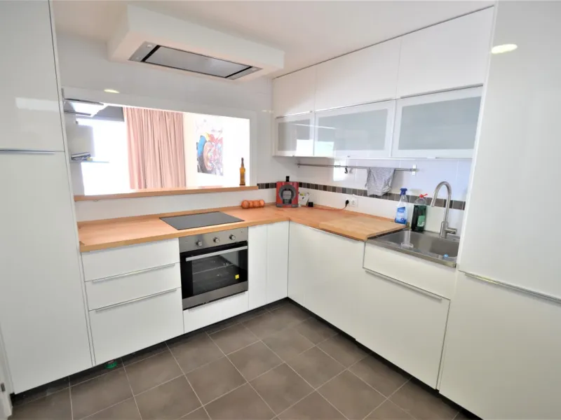 Magnificent PENTHOUSE with LARGE TERRACE and SOLARIUM. Facing southeast, this stunning property enjoys WONDERFUL SEA and GOLF VIEWS. Located in a well-maintained urbanization, it sits in one of the most sought-after areas, surrounded by prestigious golf c