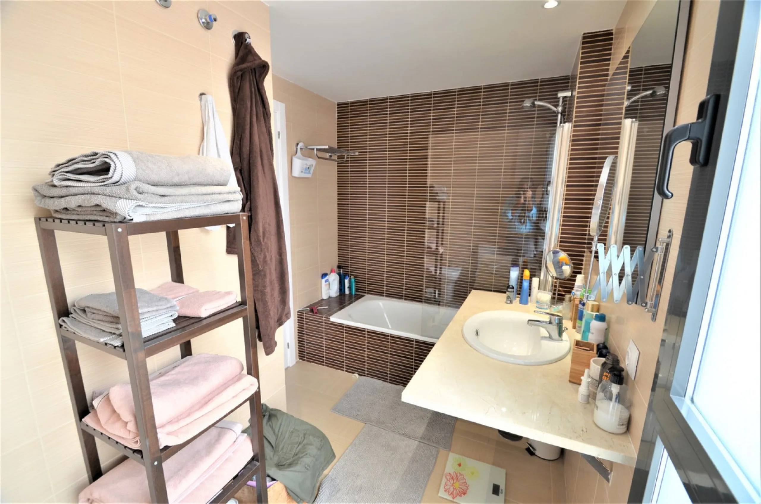 Magnificent PENTHOUSE with LARGE TERRACE and SOLARIUM. Facing southeast, this stunning property enjoys WONDERFUL SEA and GOLF VIEWS. Located in a well-maintained urbanization, it sits in one of the most sought-after areas, surrounded by prestigious golf c